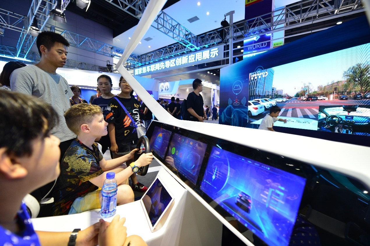 On September 7, at the 2019 World IoT Exposition, children experienced IoV smart driving. (PRNewsfoto/World Internet of Things News C)